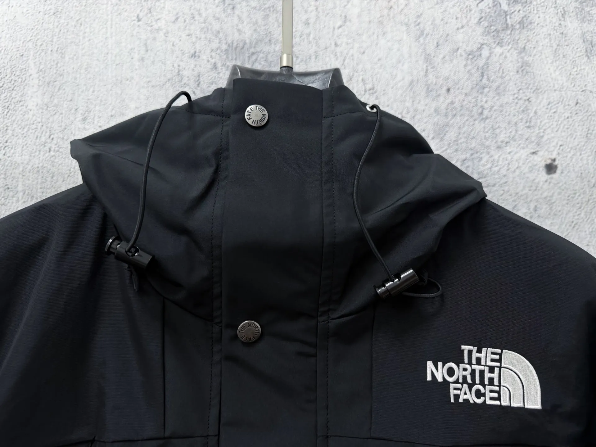 (original) [The North Face] The North Face 1990 Classic outdoor waterproof jacket and mountaineering jacket #Purchasing level In order to restore all the texture of ZP, this year the team spent several months and finally shipped it. All accessories are restored to ZP, and the fabric workmanship is upgraded. ✅Waterproof to the international ISO standard 90 (ISO 4) level to achieve the rolling effect of water droplets on a lotus leaf. ✅Highly permeable laminated fabric Gore-tex imitation water Breathable film, feels better and more comfortable. ✅The embroidery uses the original imported Tajima embroidery machine to restore ZP. Tajima's embroidery is neat and three-dimensional, with full three-dimensionality and the charm of each letter. Each stroke has a strong three-dimensional effect. ✅Original YKK zippers for all clothes, which can withstand 100,000 pulls and wear, and original Velcro. Mold-made custom hardware accessories, clear and three-dimensional fonts ✅The representative work of jackets, MJ in 1990, is TNF’s traditional favorite. Featuring a GT design, this stylish jacket is reimagined for all your urban adventures, offering unparalleled waterproof and windproof protection. ✅GT comes with taffeta and brushed tricot lining for extra warmth. ✅In addition, it can be combined with the 1996 down jacket for super thermal insulation effect‼ ️Size:XS-2XL
